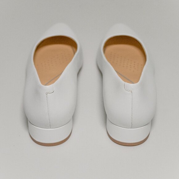 Easy Spirit Caldise Leather Low Heel Dress Shoes in White - Picture 10 of 15